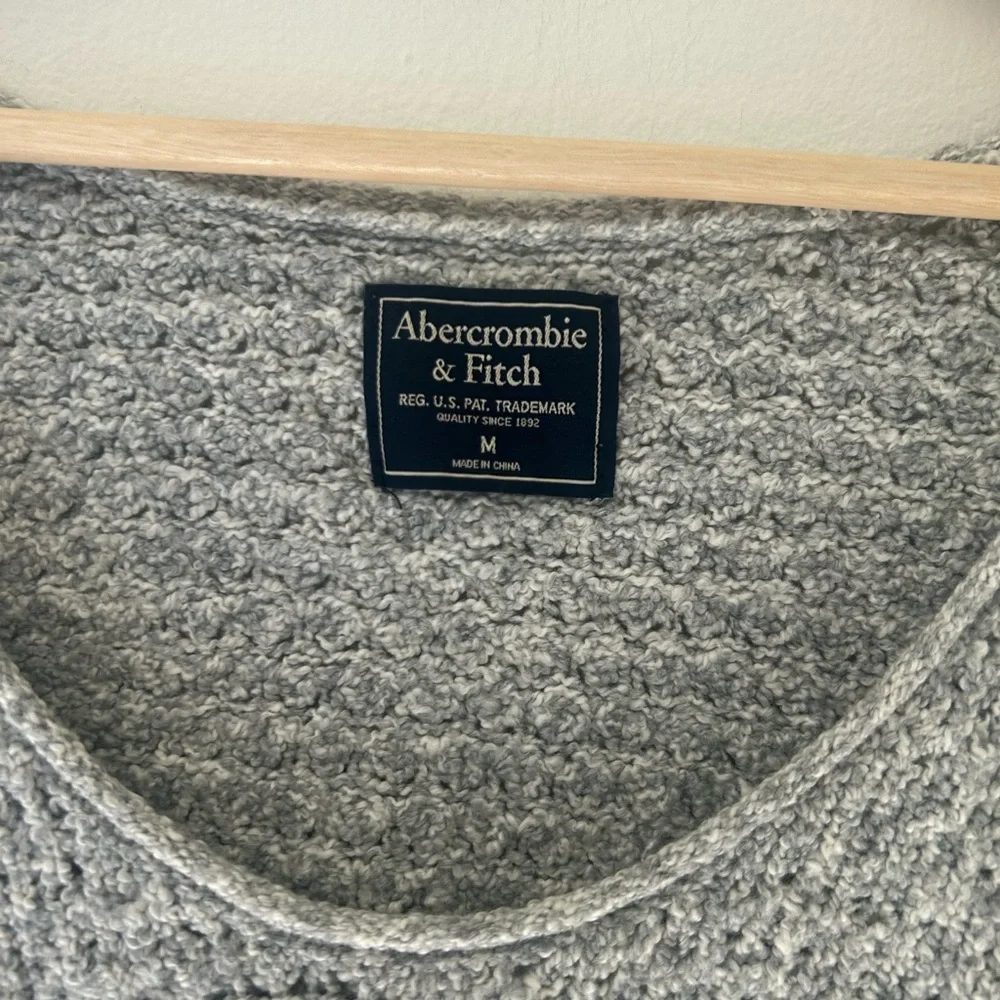 Abercrombie & Fitch Medium Scoop Neck Light Gray Women's Knit Sweater - Picture 2 of 4